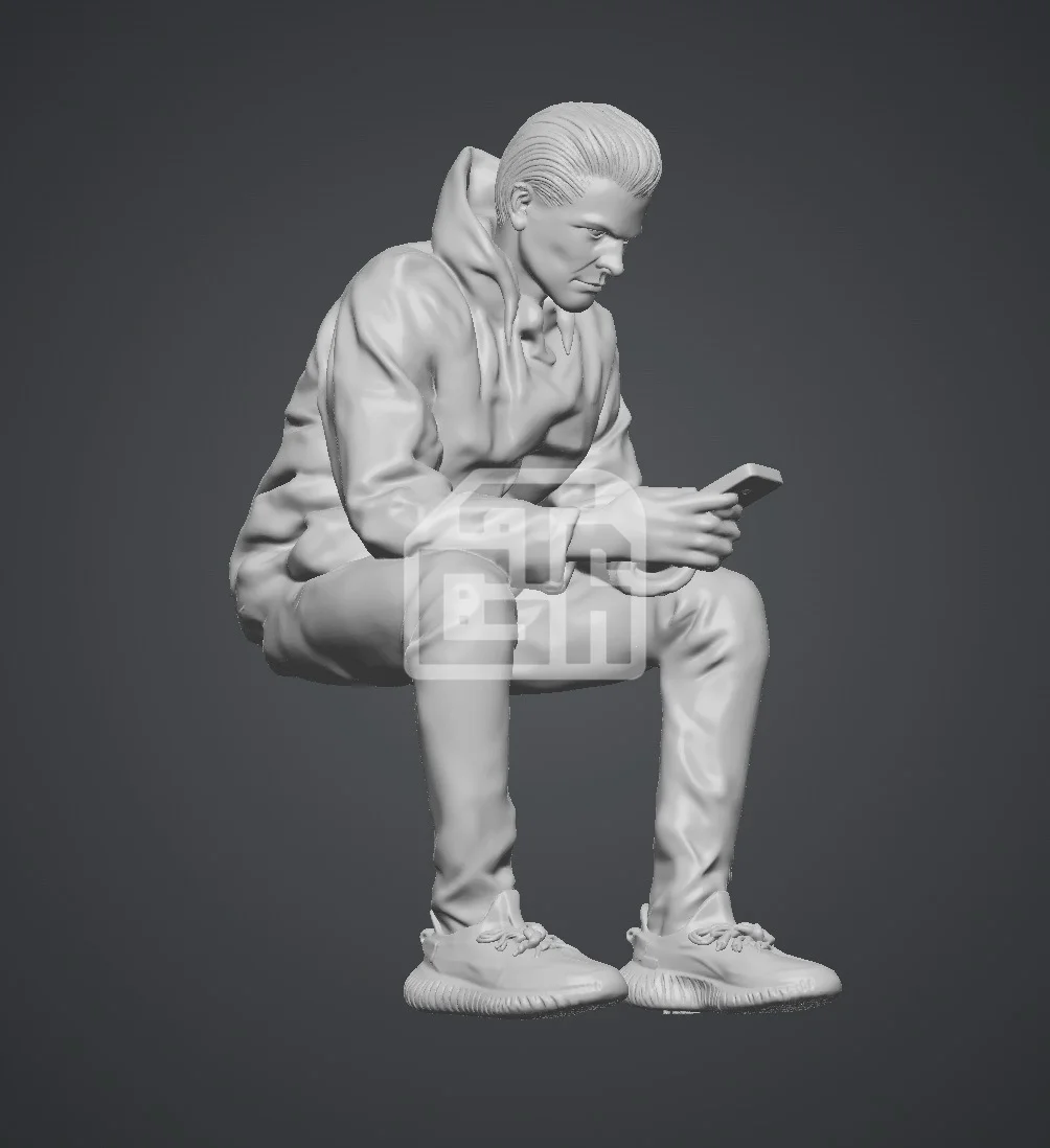 Figure khứa ngồi cầm điện thoại nam thanh niên nhắn tin với bồ - ảnh 1
