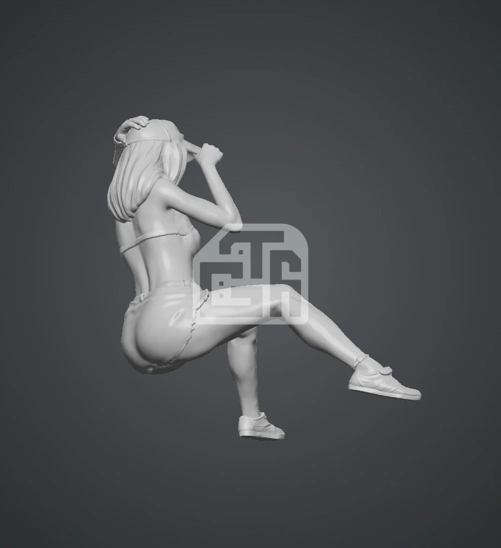 Figure nữ đội mũ lưỡi trai xinh đẹp - ảnh 1
