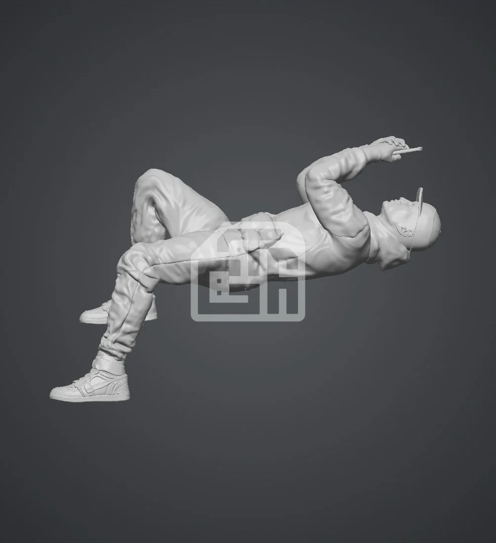 Figure Nam thanh niên nằm bấm điện thoại - ảnh 3