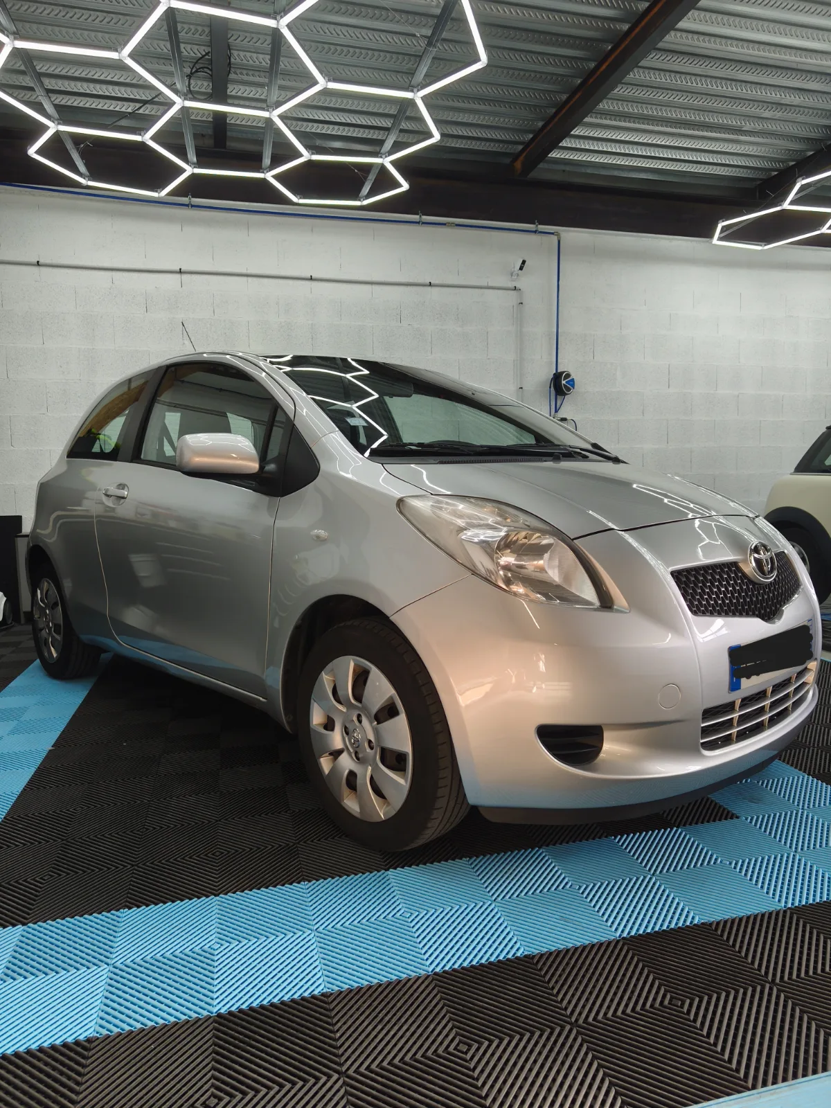 TOYOTA YARIS — photo 2