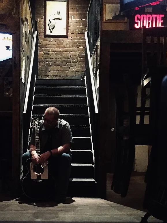 Gary White performing