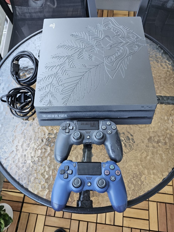 Play Station 4 Pro | Limited Edition | 1TB + 2 Dzojstika