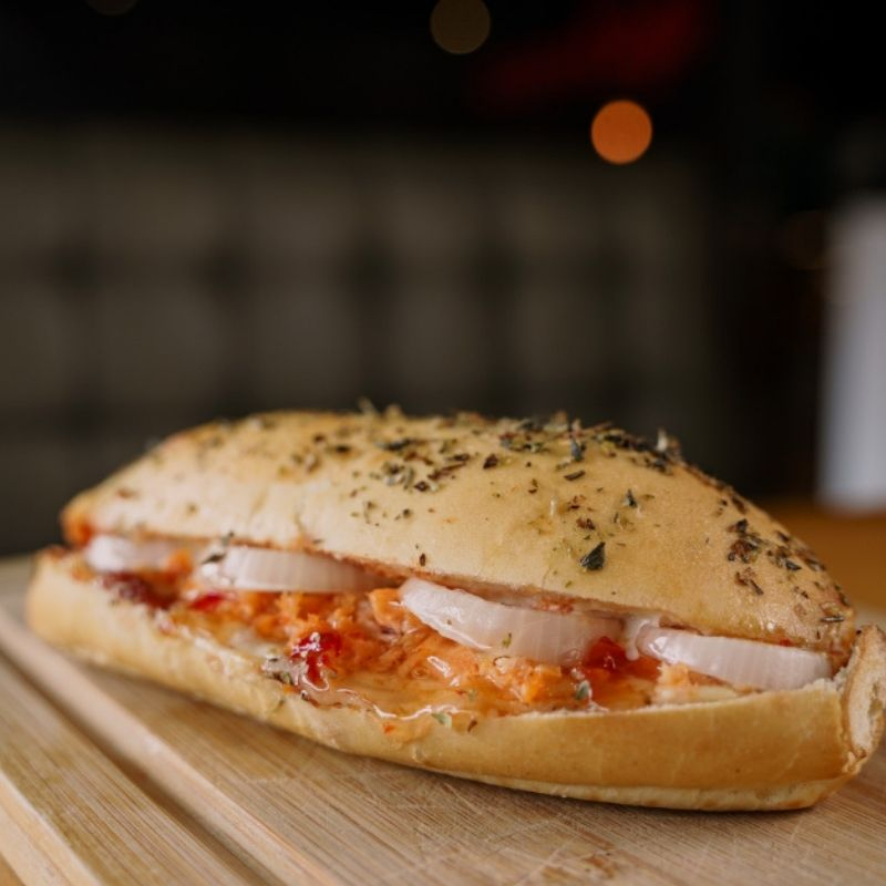 Baguete de salmão desfiado e geleia de pimenta