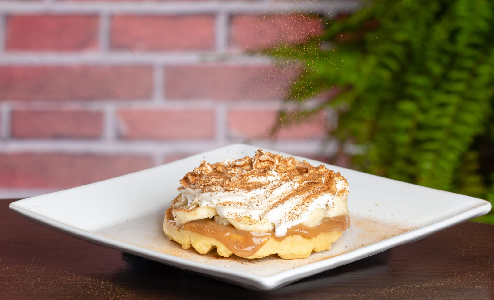 Banowaffle (Waffle de baunilha, doce de leite Cheirin Bão, banana, chantilly, cacau e canela)