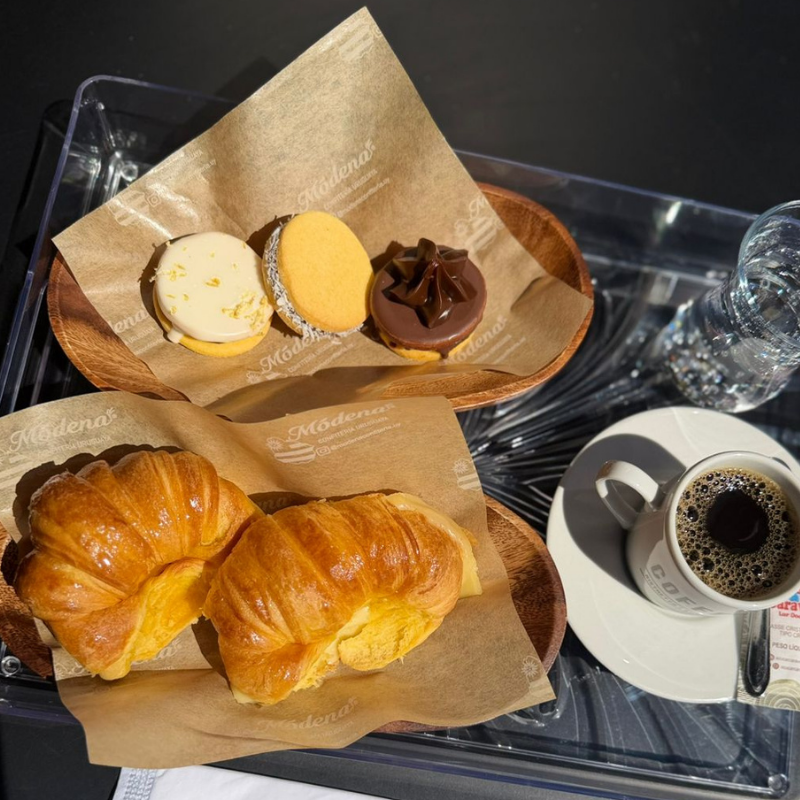 2 media lunas de manteca, 2 masitas, 1 mini alfajor de maicena+ café pequeno