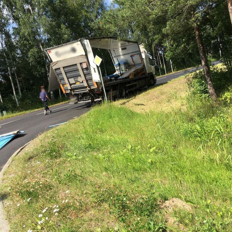 Lastbil kraschade in i gångbro i Bomhus
