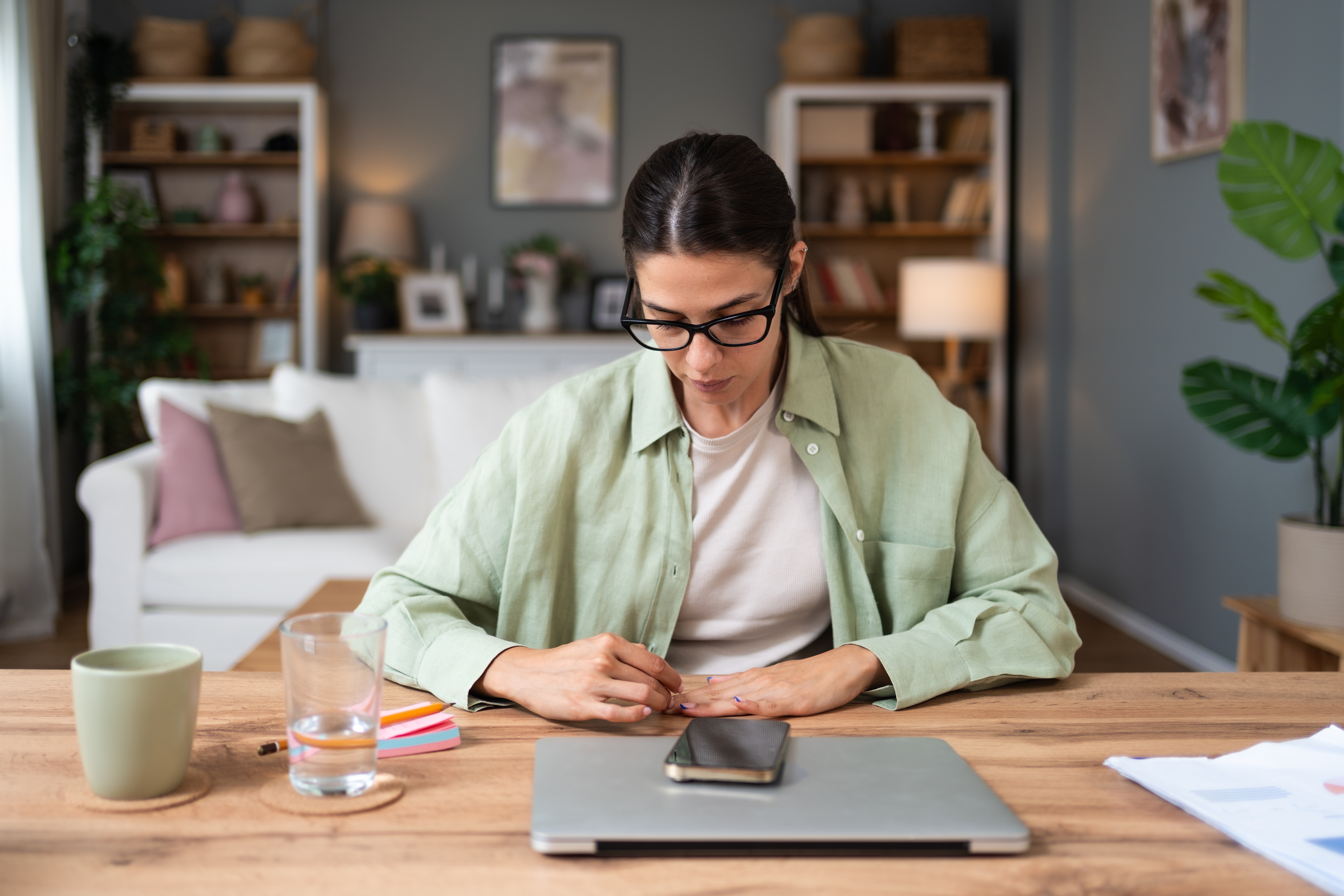 Young woman concentrating at her desk, highlighting adult ADHD focus challenges