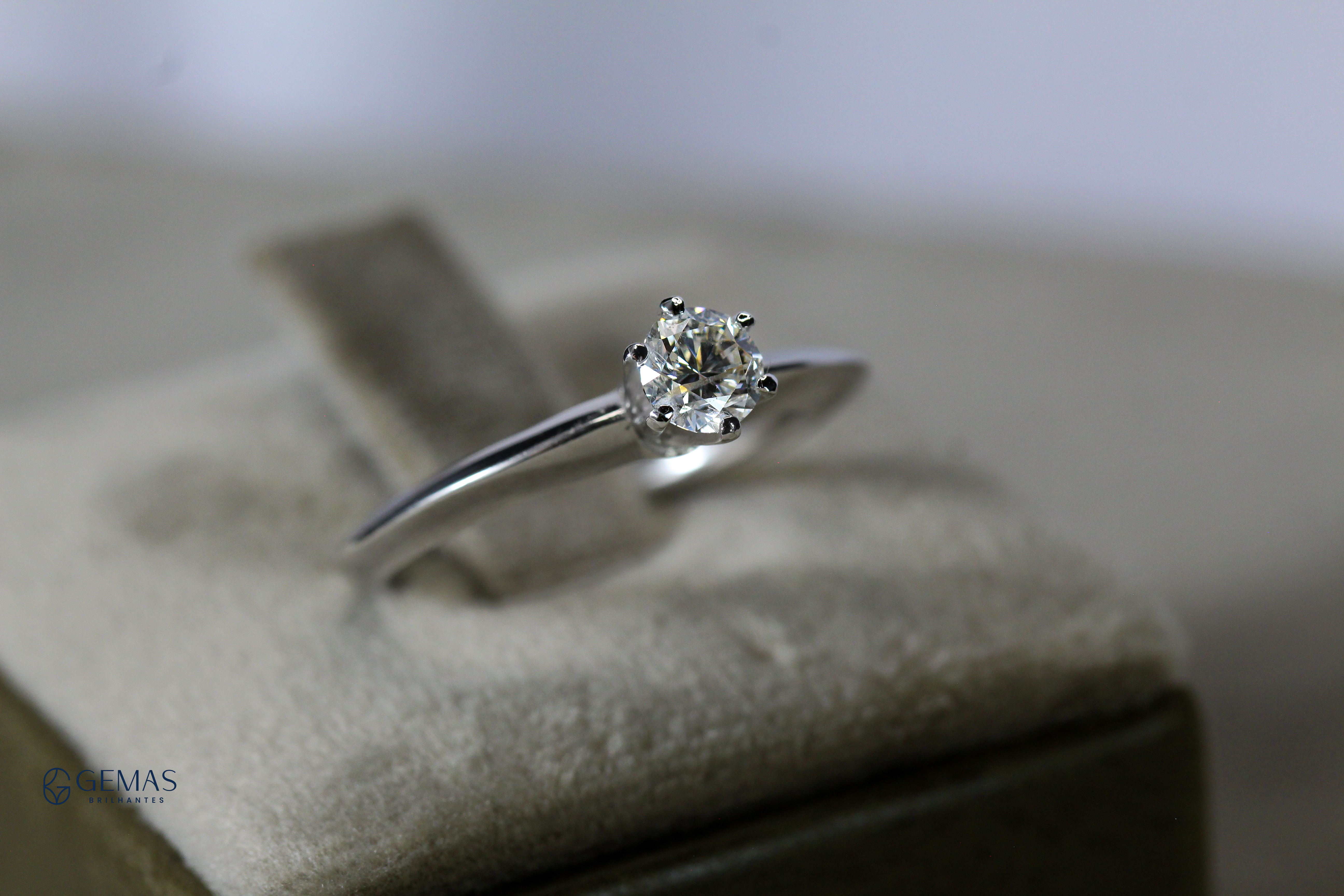 Anel Solitário em Ouro Branco 18k com Diamante de Lapidação Brilhante de 0,55 Quilates SI na cor I