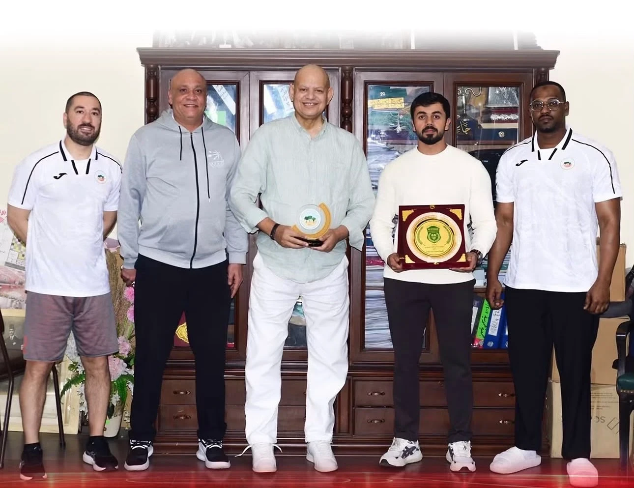 البطائح الإماراتي والاتحاد السكندري يتبادلان الدروع التذكارية