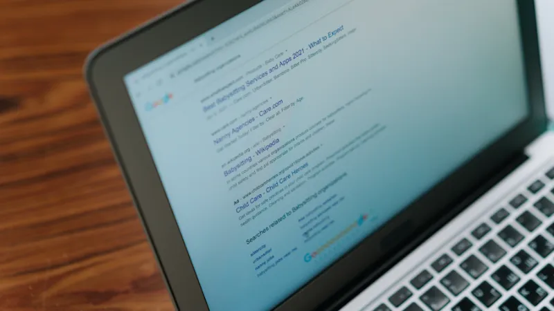 Resultados de búsqueda en Google — tu competencia aparece, vos no