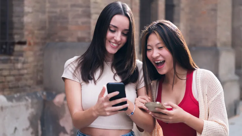 Dos personas analizando juntas una pantalla