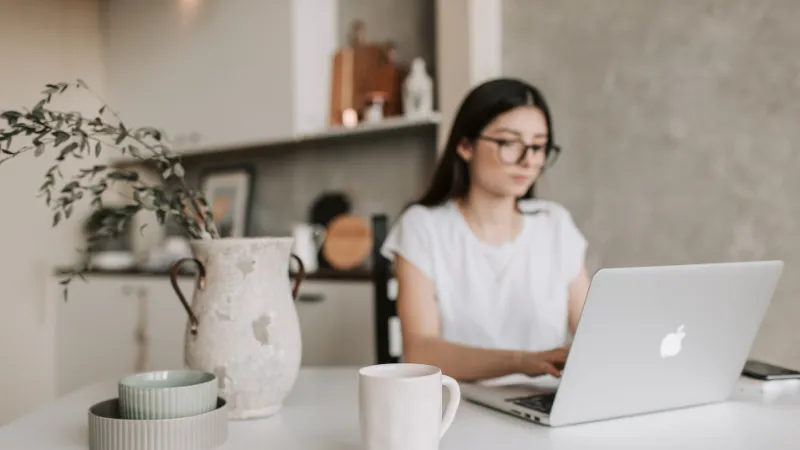 Persona trabajando concentrada — la responsabilidad individual detrás de un proyecto que funciona