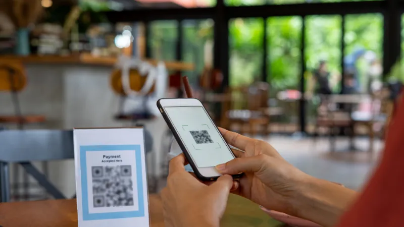 Turista escaneando un código QR en un punto del destino turístico