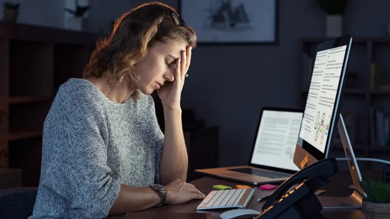 Escritorio de trabajo con laptop abierta de noche