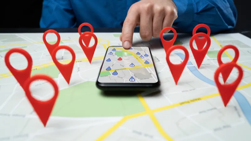 Mapa con pins de ubicación para turismo y negocios locales