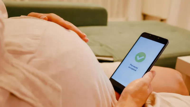 mujer usando whatsapp para hacer un pago