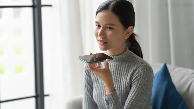 mujer hablando por teléfono