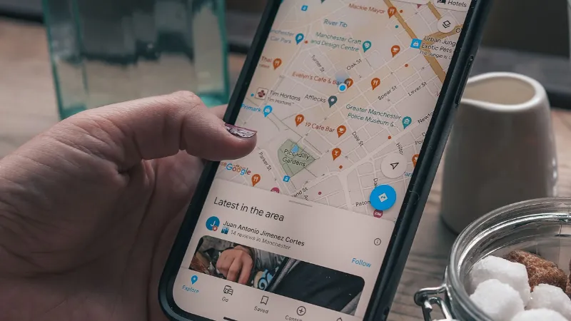 Mujer buscando en Google Maps