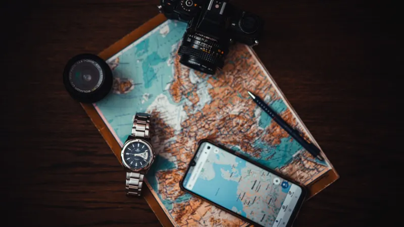 Guía móvil del destino abierta en un celular, mostrando mapa interactivo con puntos de interés turístico