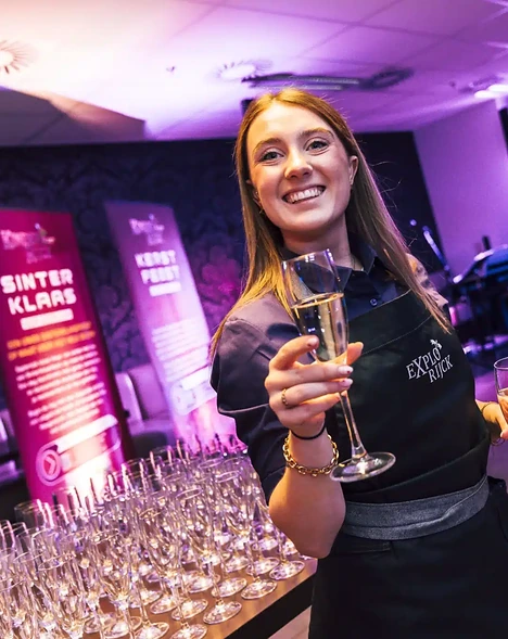 Sfeervol bedrijfsevent met gasten en podiumprogramma als basis voor een aftermovie
