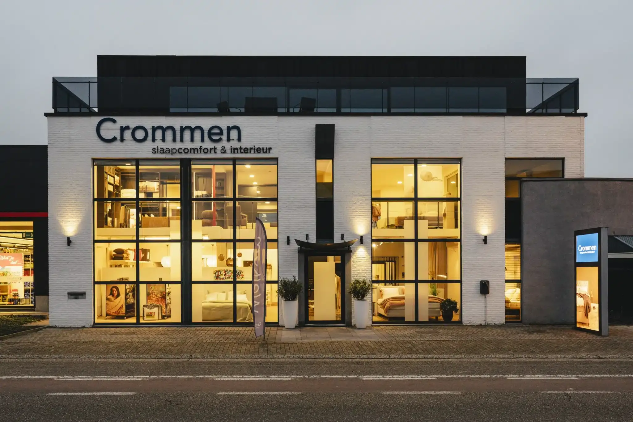 Professionele bedrijfsfotografie voor Crommen Slaapcomfort, met authentieke beelden van de showroom, het team en de slaapoplossingen die het bedrijf aanbiedt.