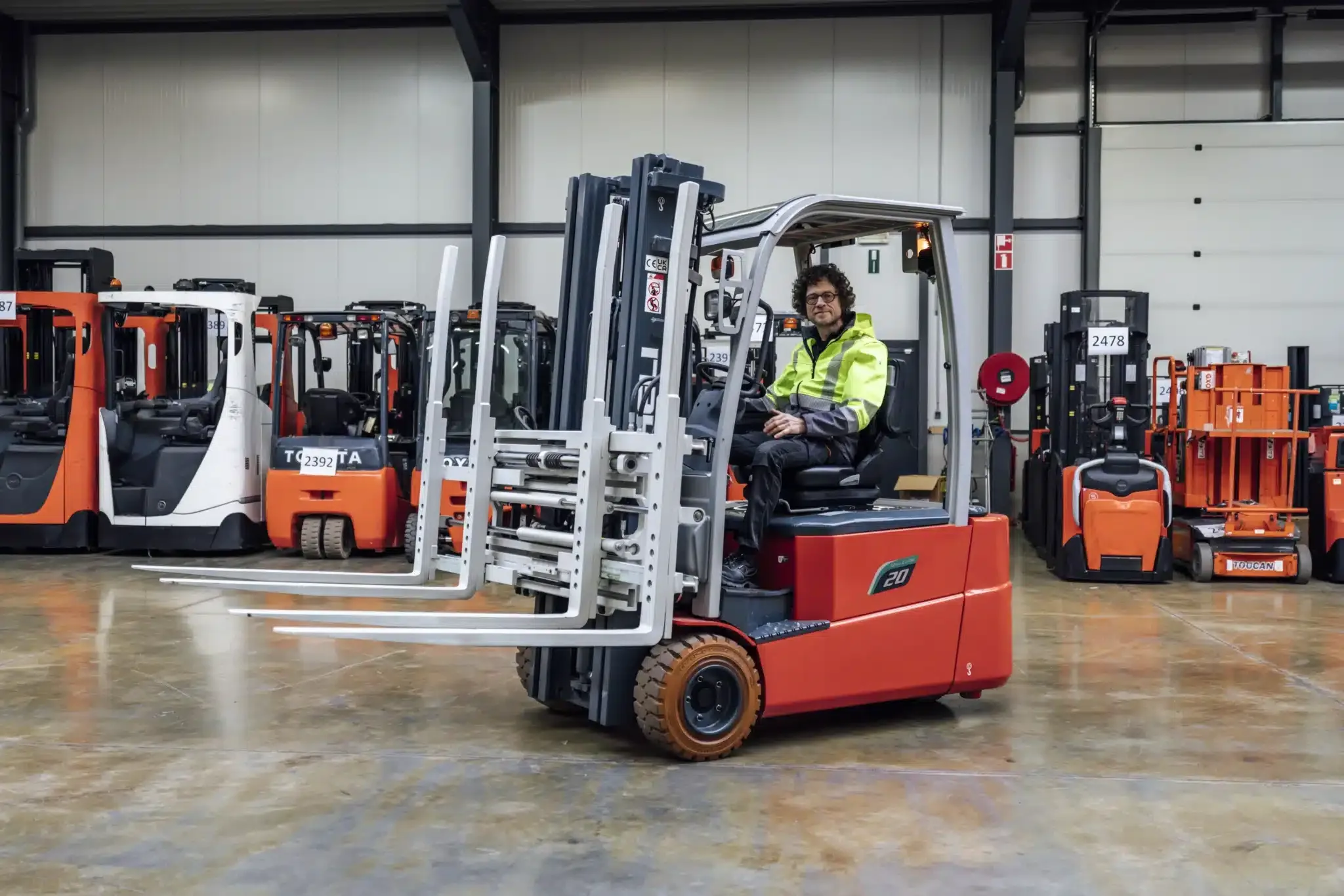 Professionele bedrijfsfotografie voor Immer Goed Heftrucks, met authentieke beelden van heftrucks, het bedrijf, de werkomgeving en de dagelijkse werkzaamheden.