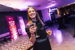 Professionele eventfotografie tijdens Afterwork Explorijck, met spontane sfeerbeelden, netwerkmomenten en authentieke interacties tussen de aanwezige gasten.