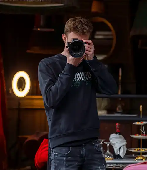 Expert die een professioneel voorbereide online cursus opneemt