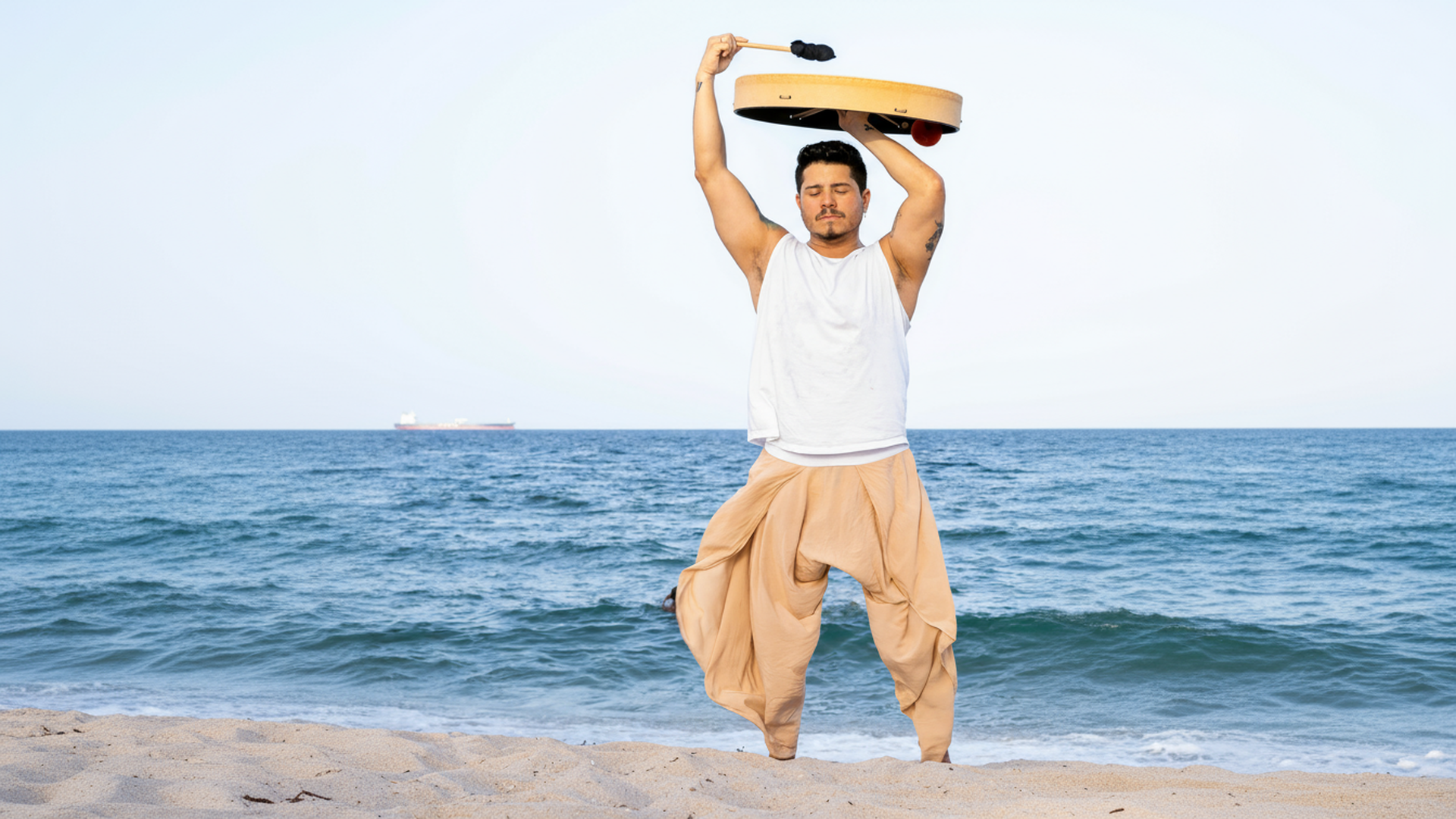 Will Torres con gong en la playa