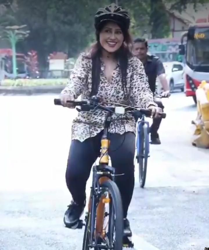 Amruta Fadnavis Promotes Fuel Saving Through Cycling