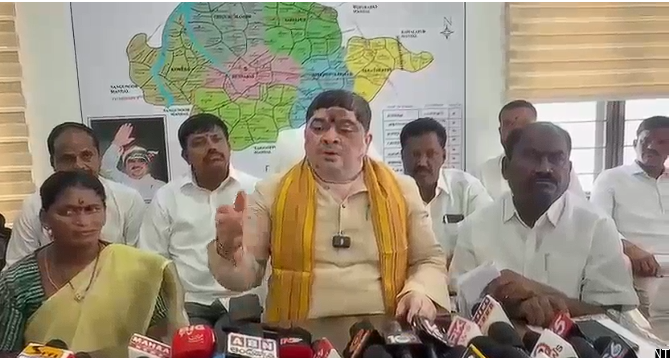 Telangana Minister Ponnam Prabhakar attacks Andhra leaders