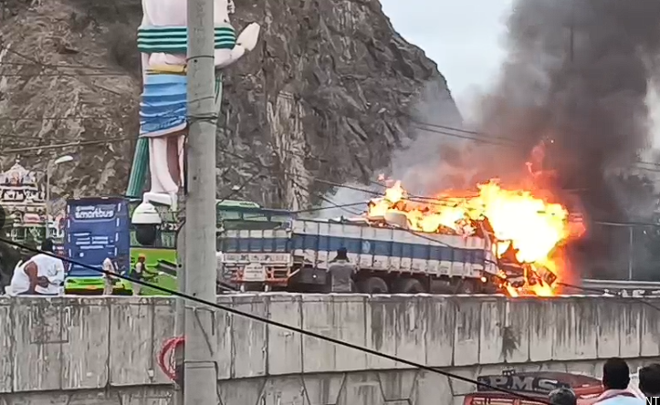 Palnadu Road Accident: Four Killed After Lorries Catch Fire