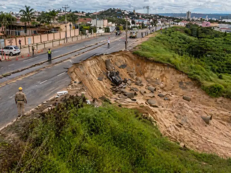 Estrada cede após chuvas no Ceará