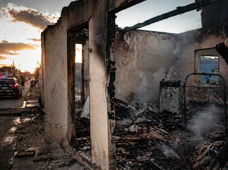 Homem monitorado por tornozeleira incendeia casa do pai e é preso no Sertão da Paraíba