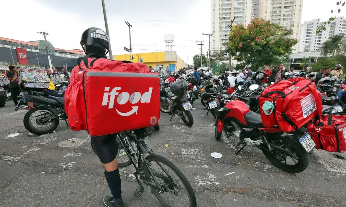 Trabalho por aplicativos alcança quase 2 milhões de pessoas no Brasil, aponta IBGE