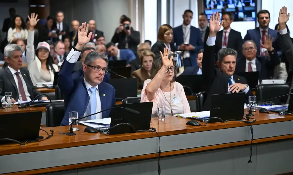 CCJ do Senado aprova texto-base da PEC da Segurança Pública com regras duras contra facções