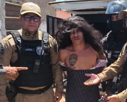 Homem disfarçado de mulher e com criança no colo é preso pela PM no Brejo paraibano