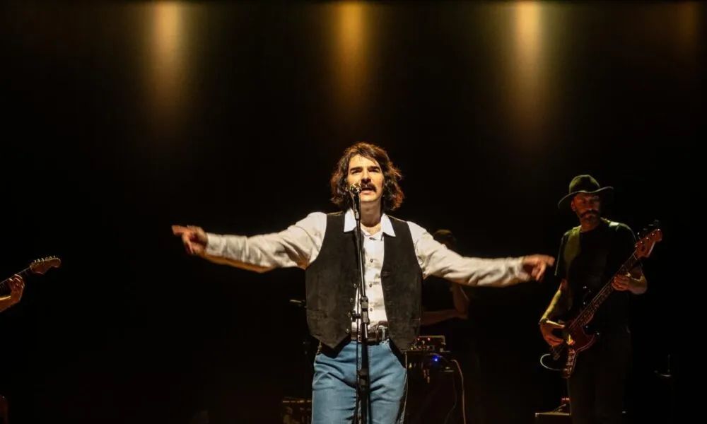 Teatro Pedra do Reino recebe tributo a Belchior com espetáculo ‘Viver é Melhor que Sonhar’