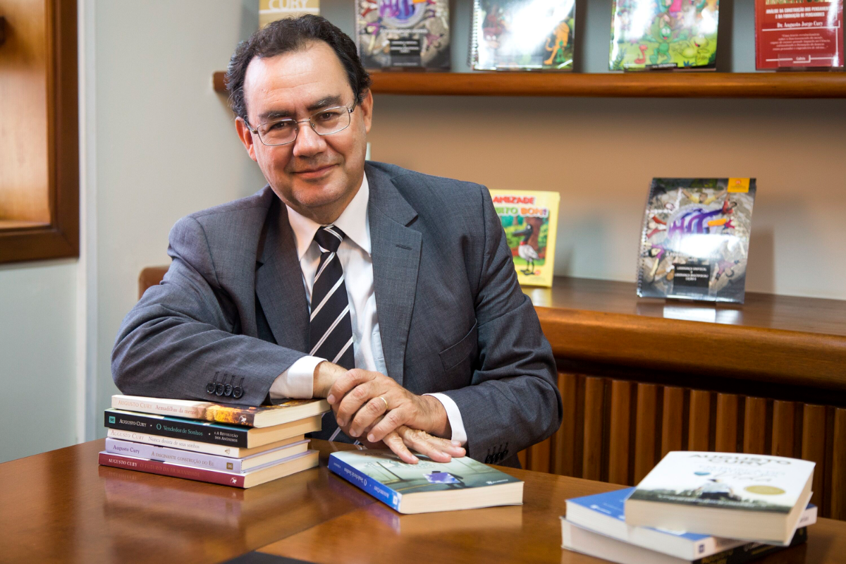 Augusto Cury viaja para a Europa e adia posicionamento sobre apoio no segundo turno