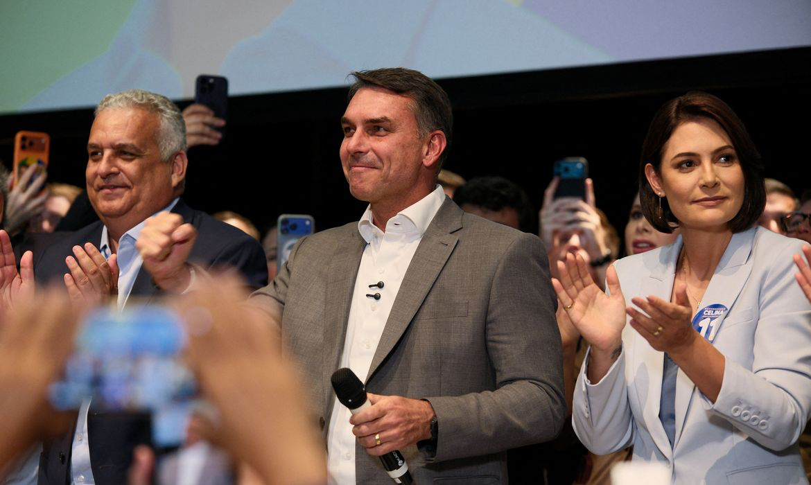 Após novos apoios, Flávio Bolsonaro defende reformas na Constituição e fim da reeleição