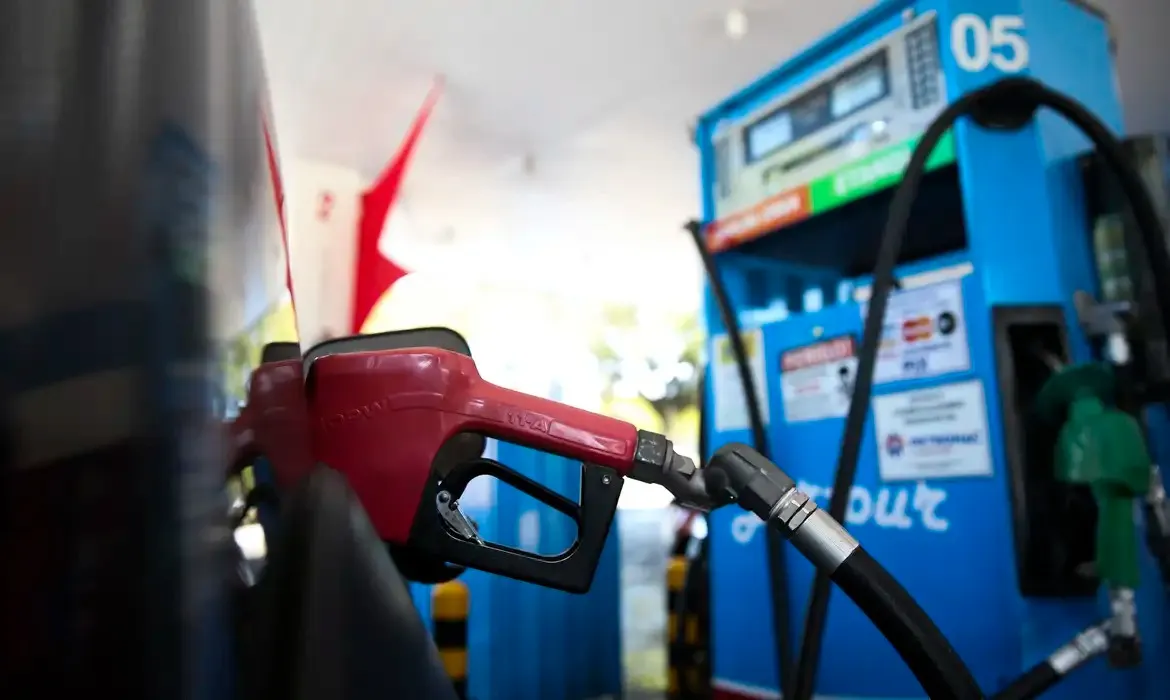 Governo anuncia desoneração da gasolina e amplia subvenção ao óleo diesel