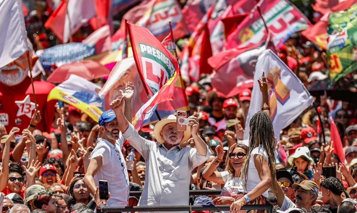 Em ato no DF, Lula defende fim da escala 6x1 e critica adversários políticos