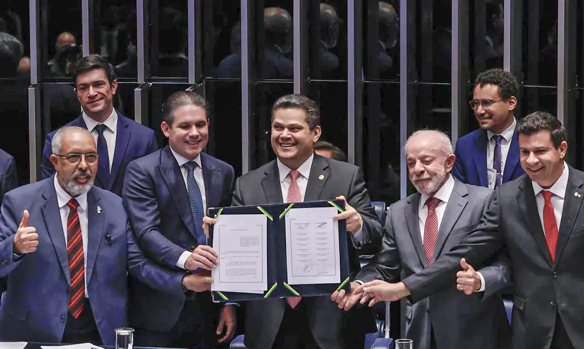 Congresso promulga Emenda Constitucional que encerra a escala 6×1 no Brasil