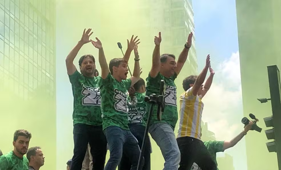 Em ato na Avenida Paulista, Flávio Bolsonaro discursa para milhares e projeta vitória eleitoral