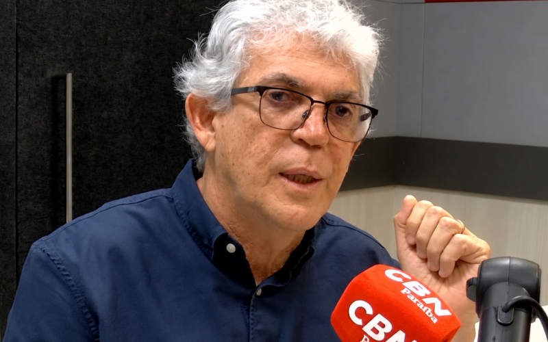 Ricardo Coutinho critica postura de Flávio Bolsonaro em debate e exalta desempenho de Lula