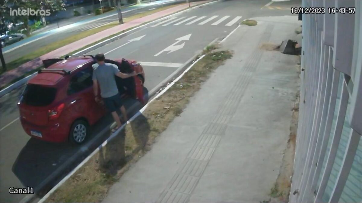 Homem é flagrado furtando cone em frente a posto policial nos Bancários