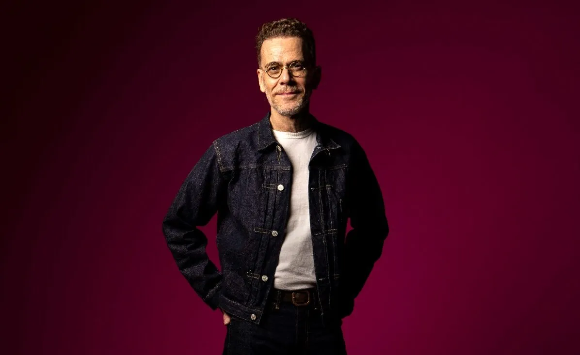 Nando Reis traz show intimista da turnê 'Pra Você Guardei o Amor' ao Teatro Pedra do Reino