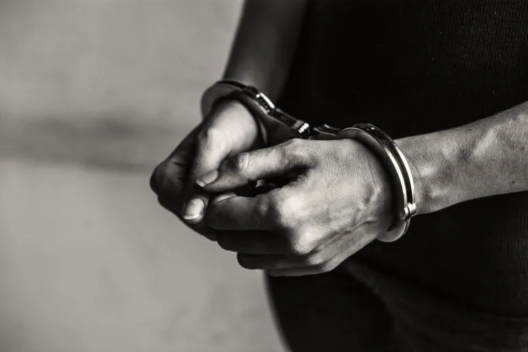 Homem que descumpriu medida protetiva e ameaçou a mãe com foice é preso no Brejo Paraibano