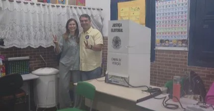 Flávio Bolsonaro comparece a colégio eleitoral na Zona Norte do Rio para votar no segundo turno