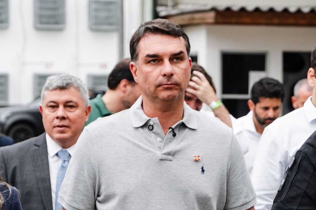 Flávio Bolsonaro contesta decisão do STF e anuncia que pedirá anulação da eleição